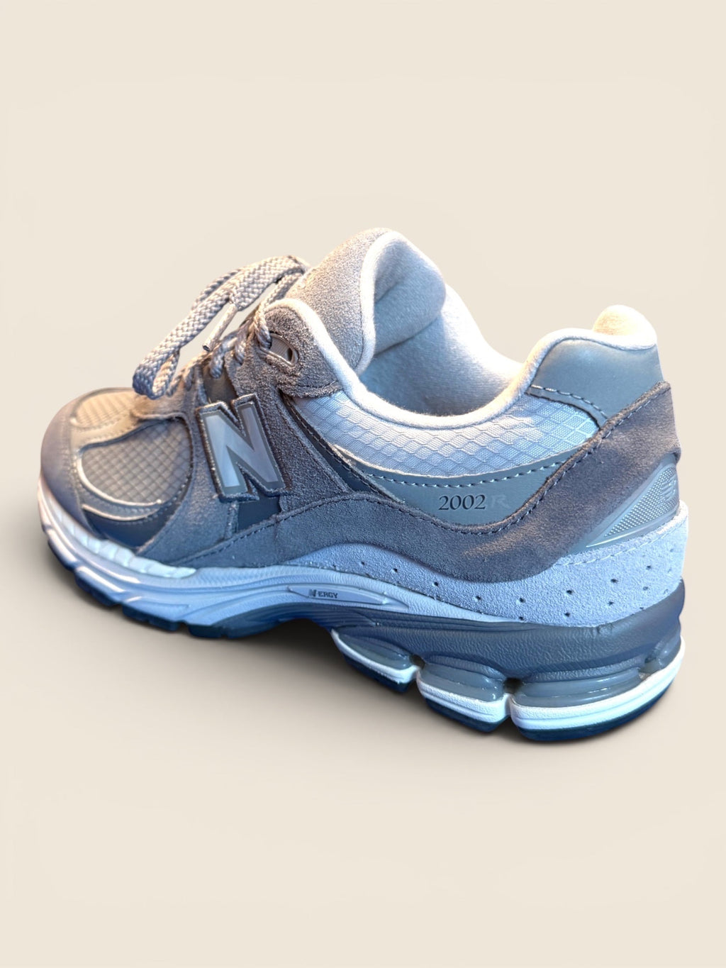 Graue New Balance 2002R Sneaker aus Wildleder und Mesh mit N-Logo und N-ergy-Dämpfung.
