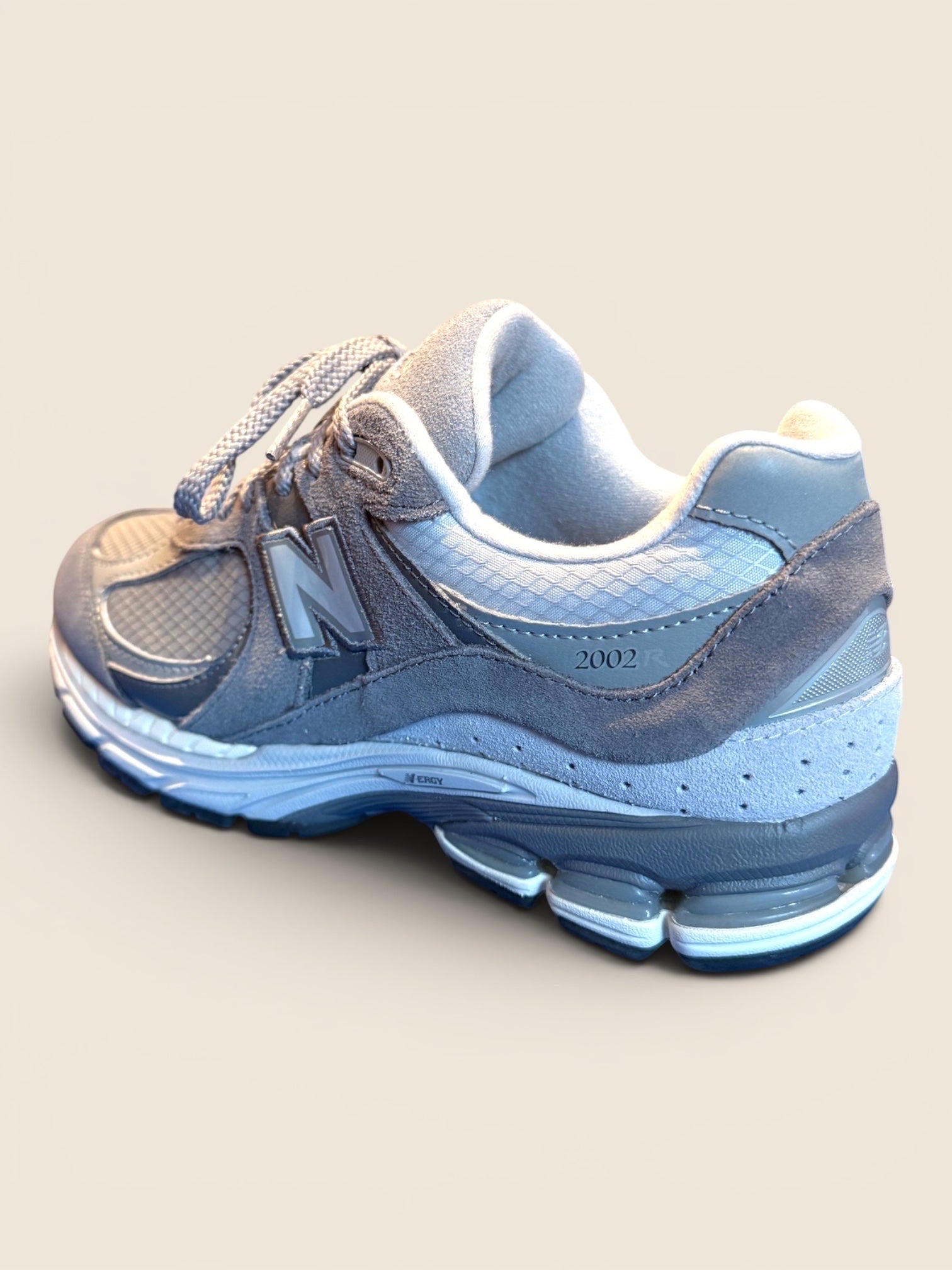 Graue New Balance 2002R Sneaker aus Wildleder und Mesh mit N-Logo und N-ergy-Dämpfung.