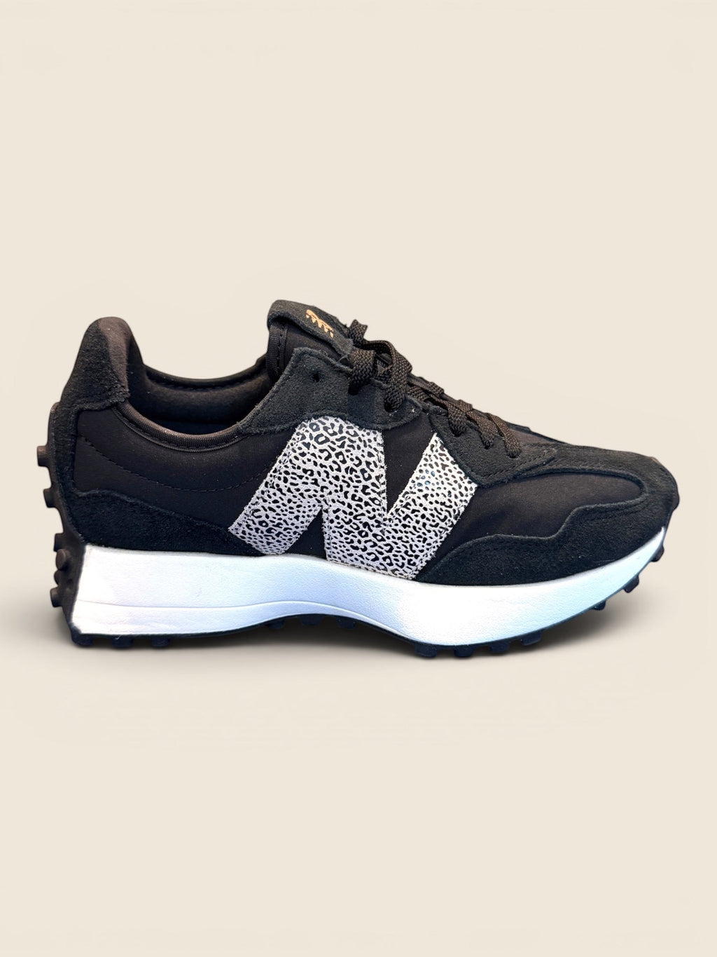 New Balance 327 Damen Sneaker in Schwarz mit Leo-Print-Detail auf dem N-Logo, Wildleder und Textil.