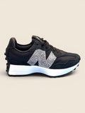 New Balance 327 Damen Sneaker in Schwarz mit Leo-Print-Detail auf dem N-Logo, Wildleder und Textil.