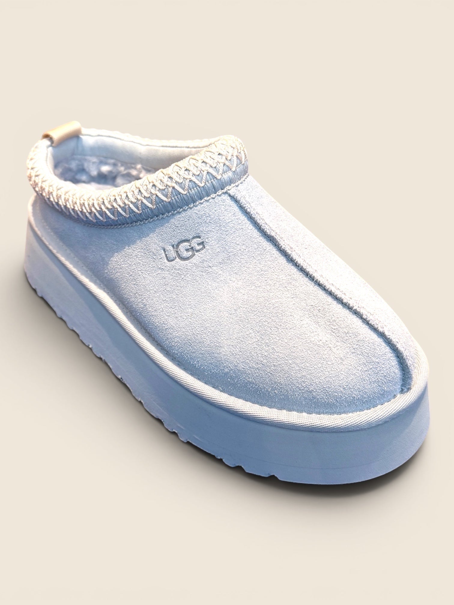 ViCo Unique Potsdam Plateau Hausschuhe aus hellblauem Wildleder mit Ziernähten und UGG Logo