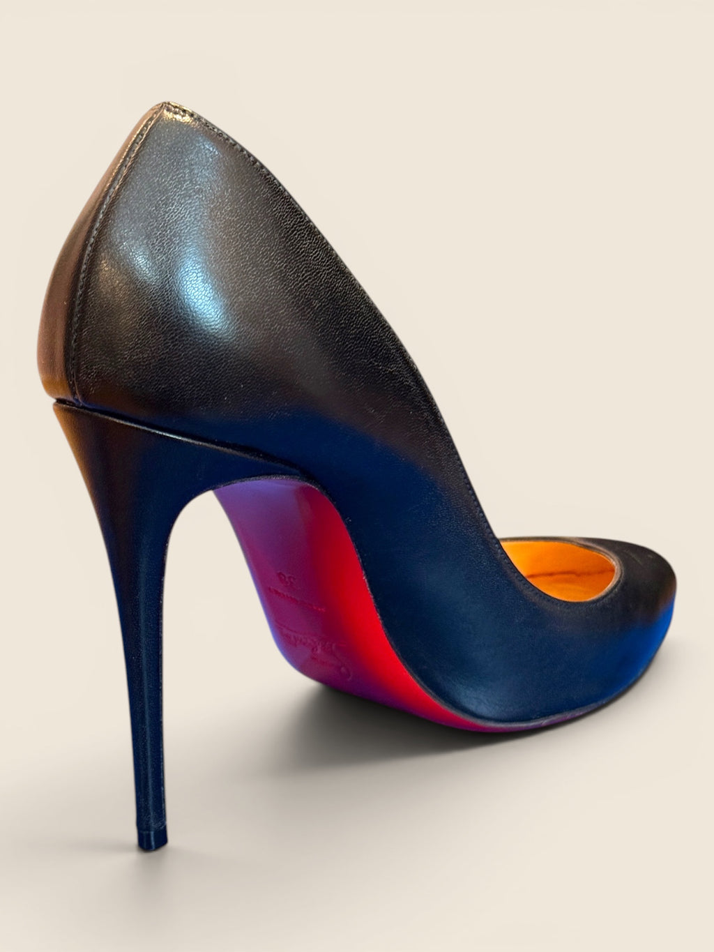 ViCo Unique Potsdam: Elegante schwarze Leder Pumps mit Stilettoabsatz und roter Sohle.