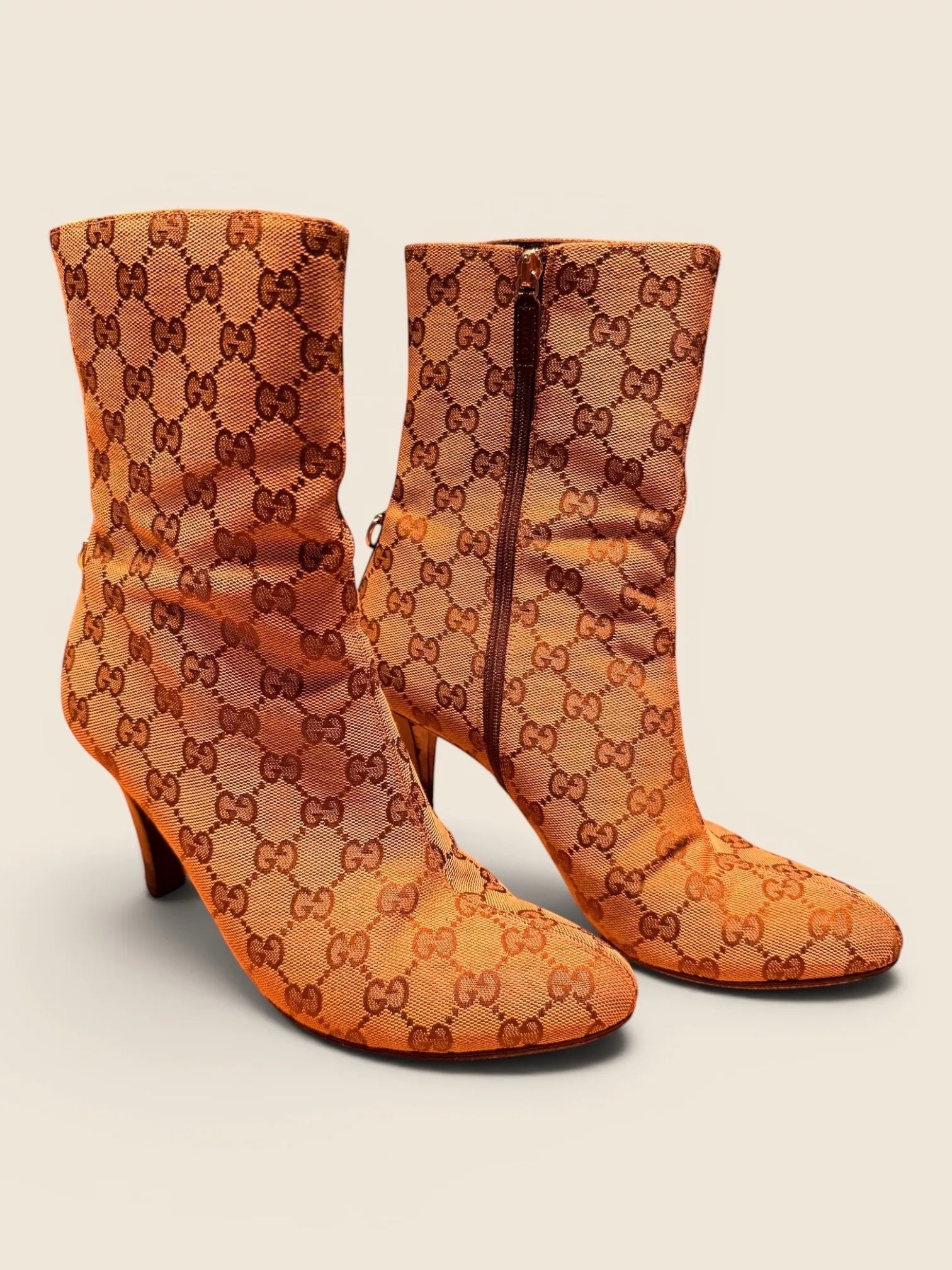 ViCo Unique Potsdam: Braune Canvas-Stiefeletten mit GG-Monogramm-Muster, Absatz und seitlichem Reißverschluss.