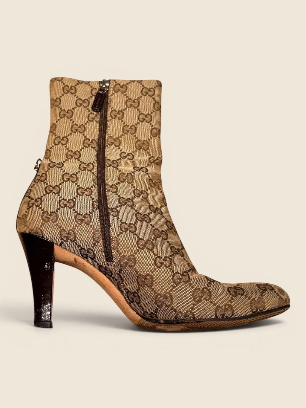 ViCo Unique Potsdam: Braune Canvas-Stiefeletten mit durchgehendem GG-Monogramm-Muster und schmal zulaufendem Absatz.