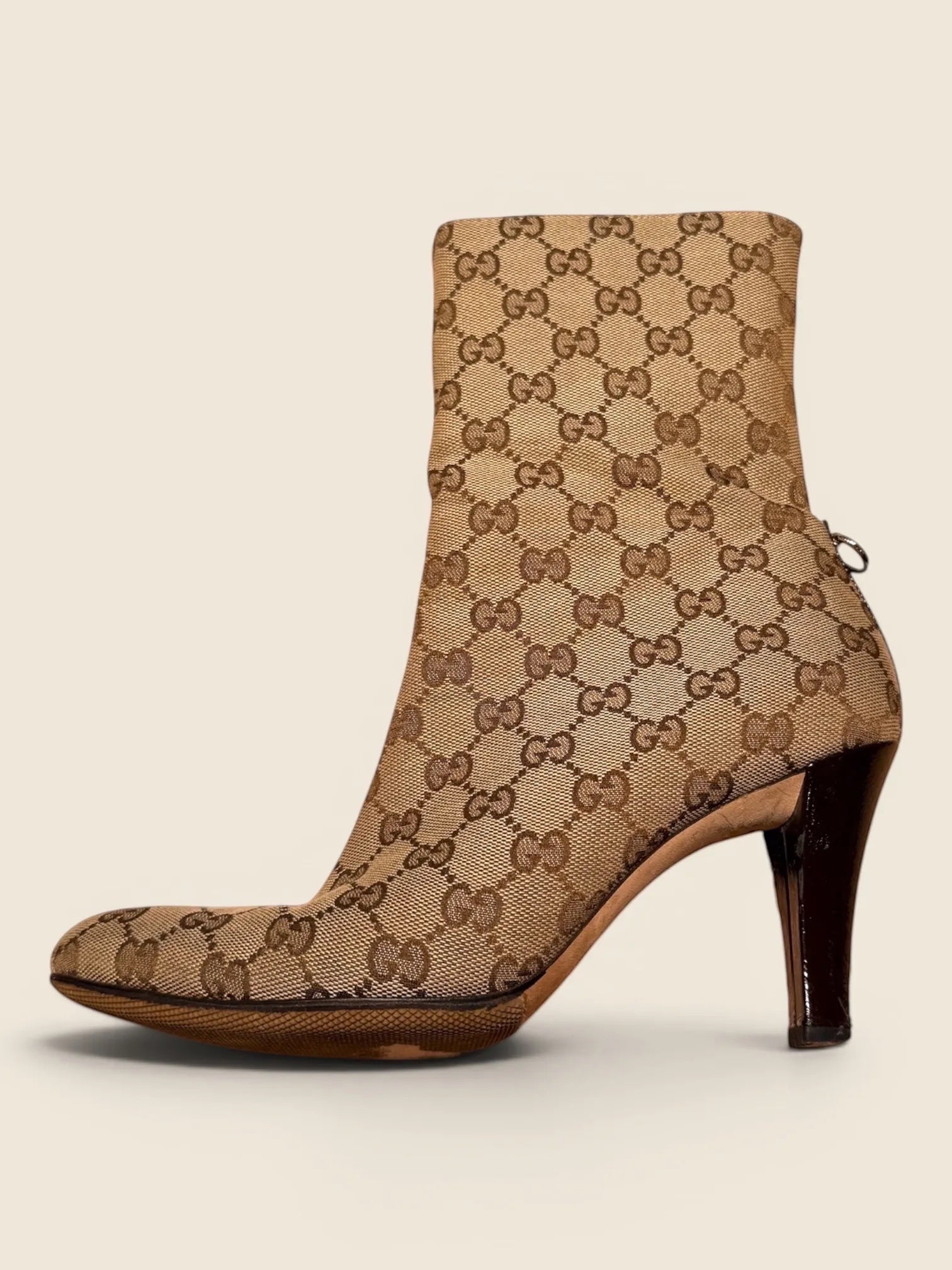 ViCo Unique Potsdam: Braune Canvas-Stiefeletten mit GG-Monogramm-Muster, schmal zulaufendem Absatz und seitlichem Reißverschluss.