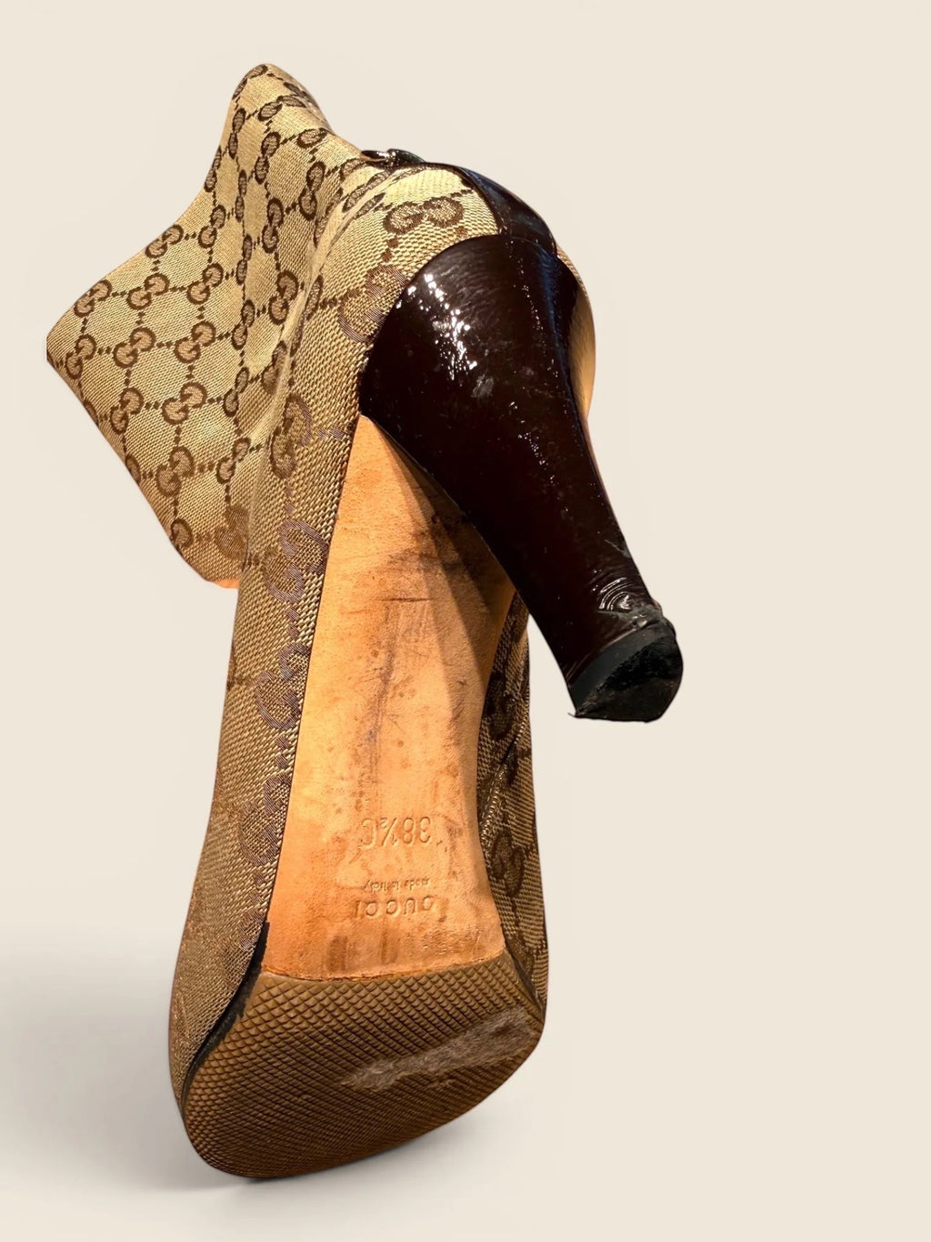 ViCo Unique Potsdam | Premium Secondhand Shop: Braune Canvas-Stiefeletten mit GG-Monogramm und Absatz aus Lackleder
